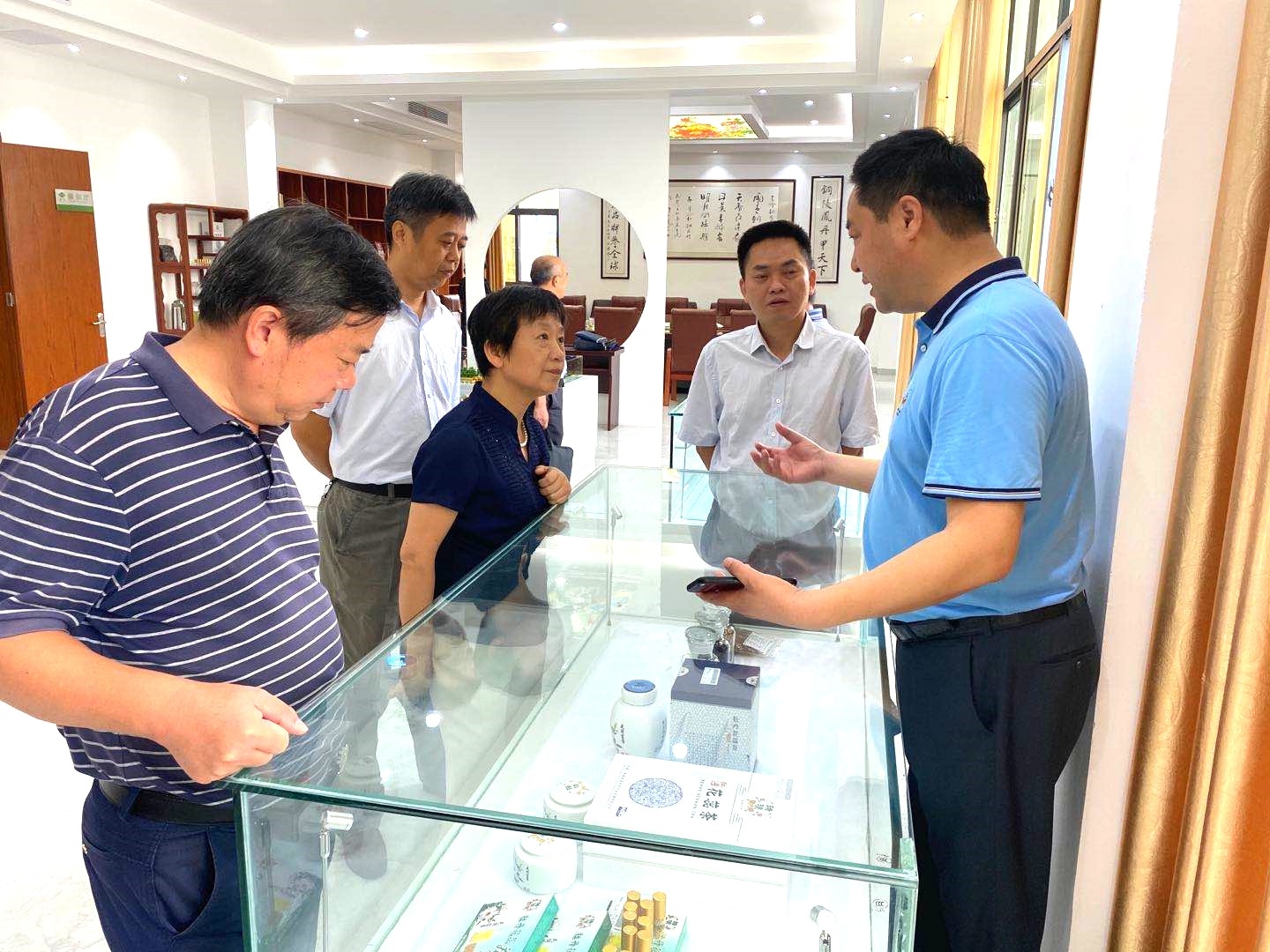 铜陵市人大常委会副主任叶萍一行来我公司调研